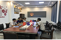 婁底客戶來(lái)廠了解鋰電池遙控電機(jī)車的信息