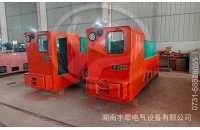 8噸湘潭蓄電池電機車裝車發(fā)往貴州