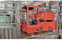 一批防爆型2.5噸湘潭電機車裝車發(fā)往江西